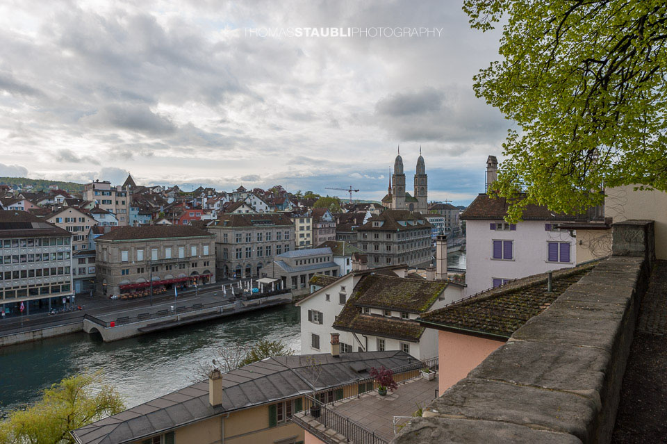Blick vom Lindenhof zum Grossmünster am Limmatquai
