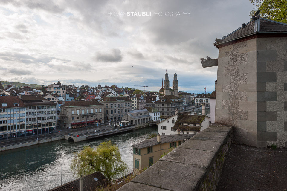 Blick vom Lindenhof zum Grossmünster am Limmatquai