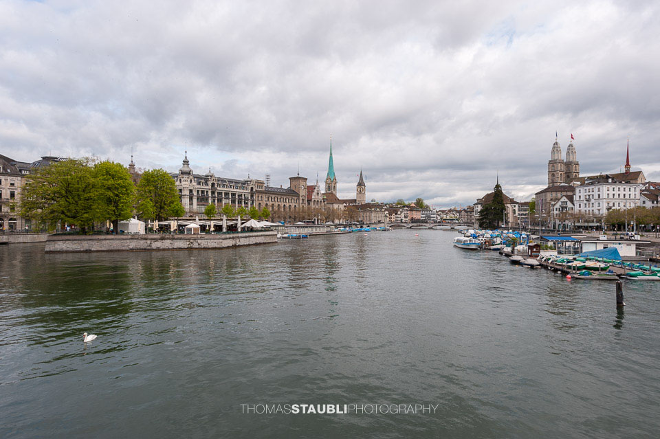 Blick von der Quaibrücke Richtung Bauschänzli, Fraumünster, St. Peter und Grossmünster