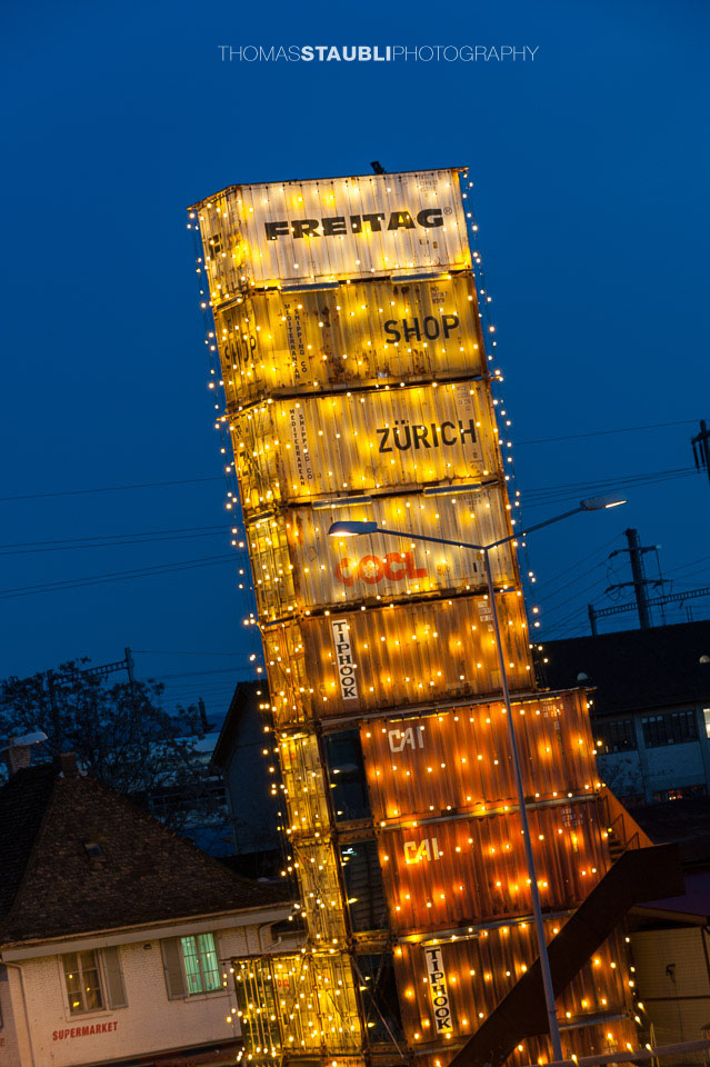 Freitag Tower mit Weihnachtsdekoration