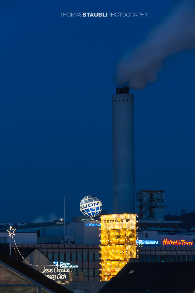 Freitag Tower mit Weihnachtsdekoration