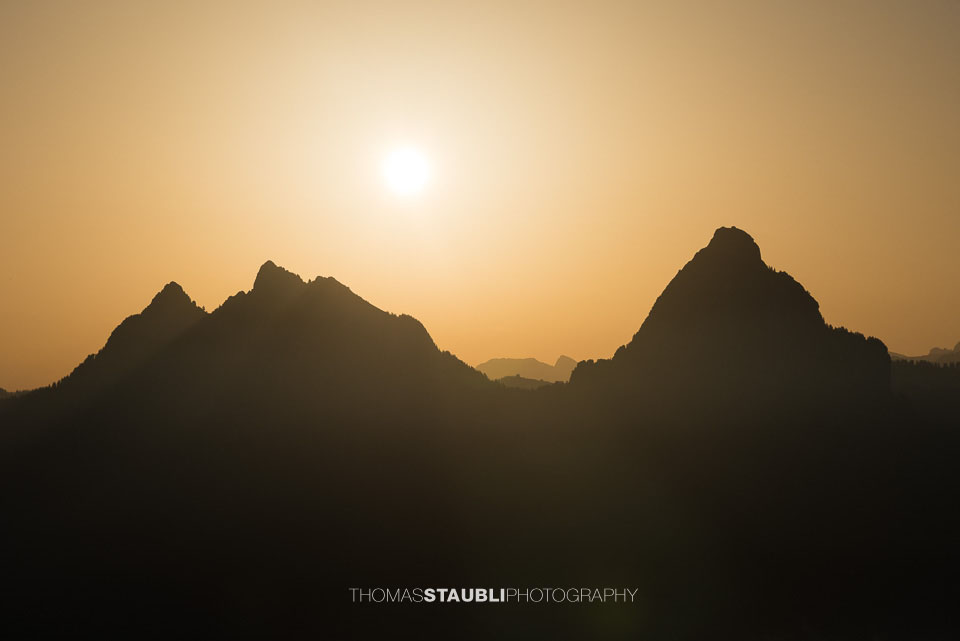 Sonnenaufgang hinter den Mythen