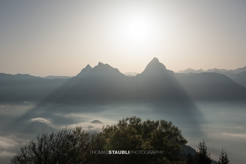 Sonnenaufgang hinter den Mythen