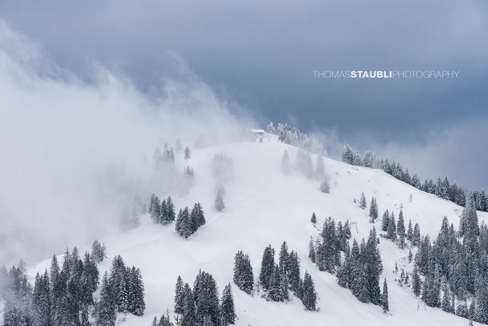 Wolken und Nebel über der Rotenflue