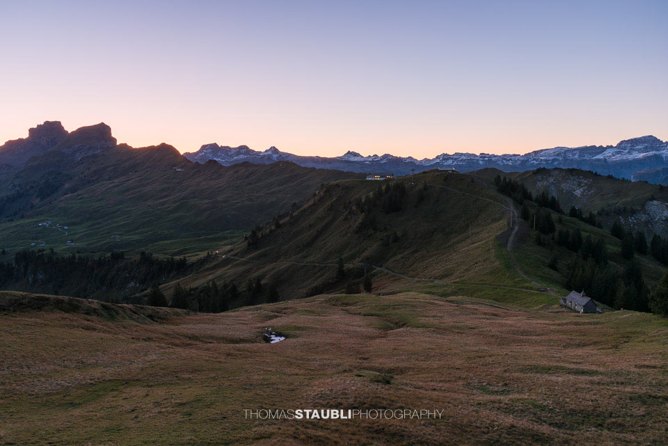Morgenstimmung über dem Hoch-Ybrig und den Glarner Alpen