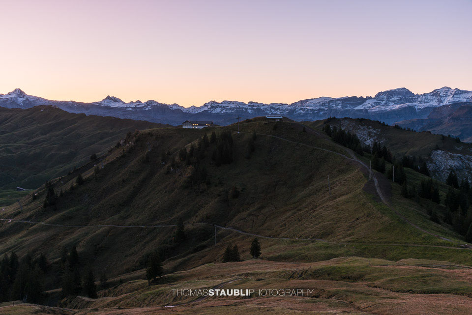 Morgendämmerung über dem Hoch-Ybrig und den Glarner Alpen