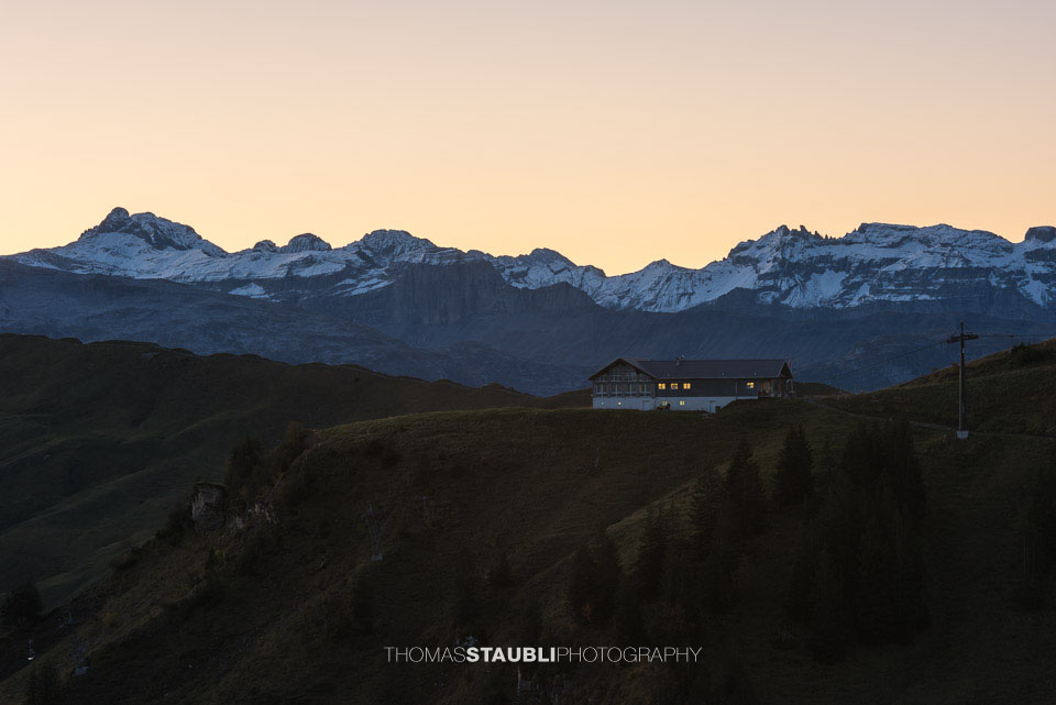 Restaurant Spirstock vor den Glarner Alpen
