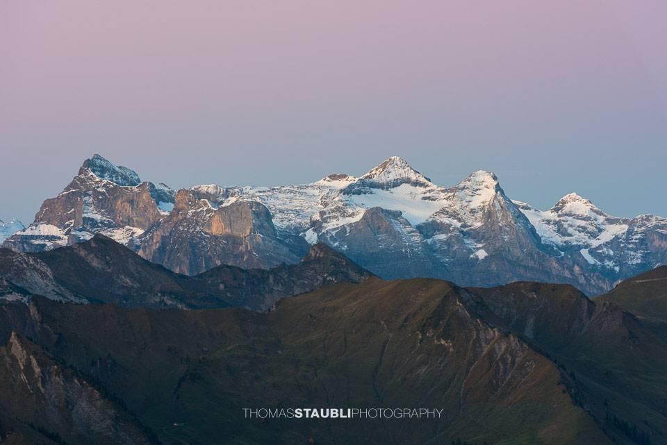 Brunnistock, Rot Gitschen, Urirotstock, Schlieren u. a. im ersten Morgenlicht