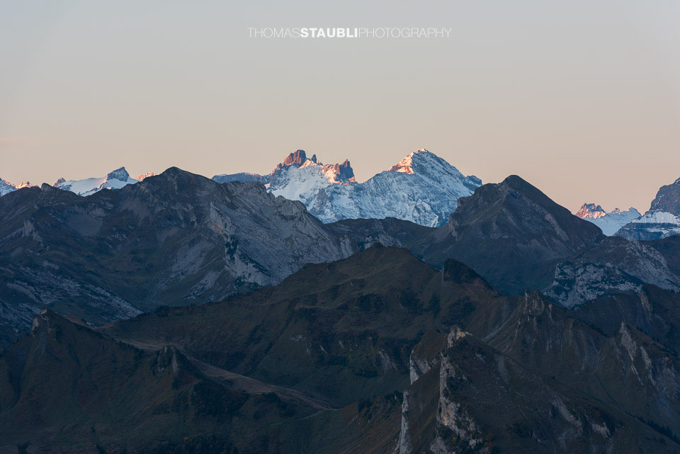 die ersten Sonnenstrahlen am Gross Spannort und Schlossberg