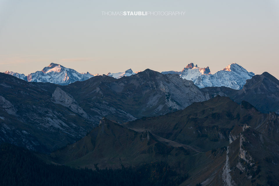 die ersten Sonnenstrahlen am Krönten, Gross Spannort, Schlossberg u. a.