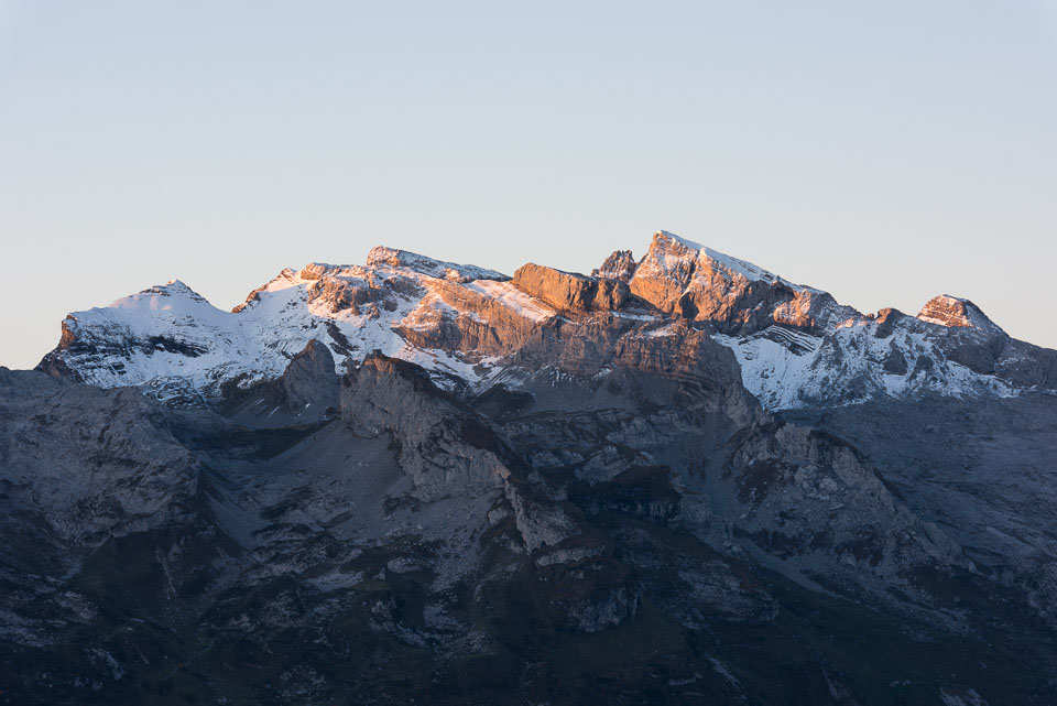 die ersten Sonnenstrahlen erreichen den Chaiserstock