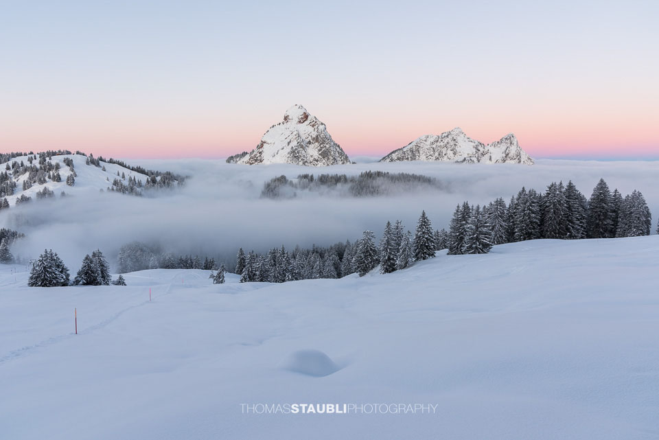 Morgendämmerung über den Mythen und Haggenspitz