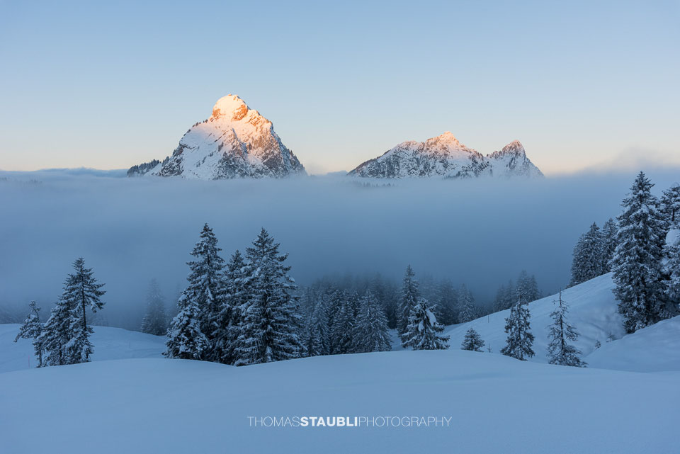 Die ersten Sonnenstrahlen am Mythen und Haggenspitz