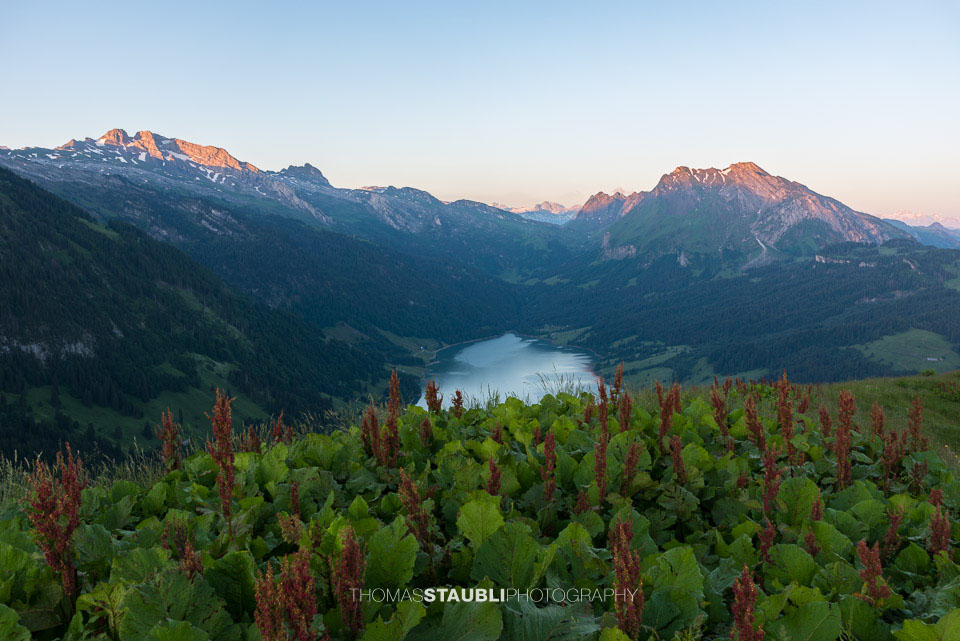die ersten Sonnenstrahlen über dem hinteren Wägital