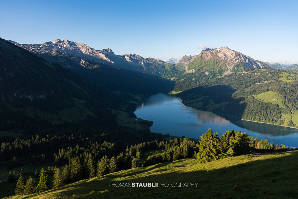Blick vom Brüschstockbügel Richtung Wäitalersee und Diethelm