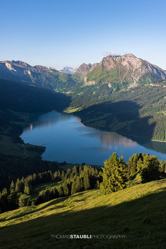 Blick vom Brüschstockbügel Richtung Wäitalersee und Diethelm