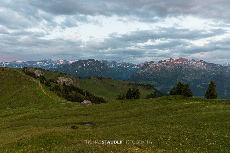 die ersten Sonnenstrahlen an den Urner Alpen