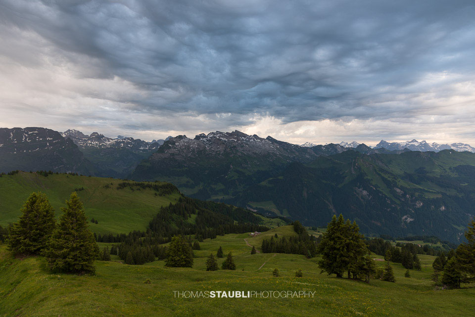 dicke Wolken über dem Hoch-Ybrig und den Urner Alpen