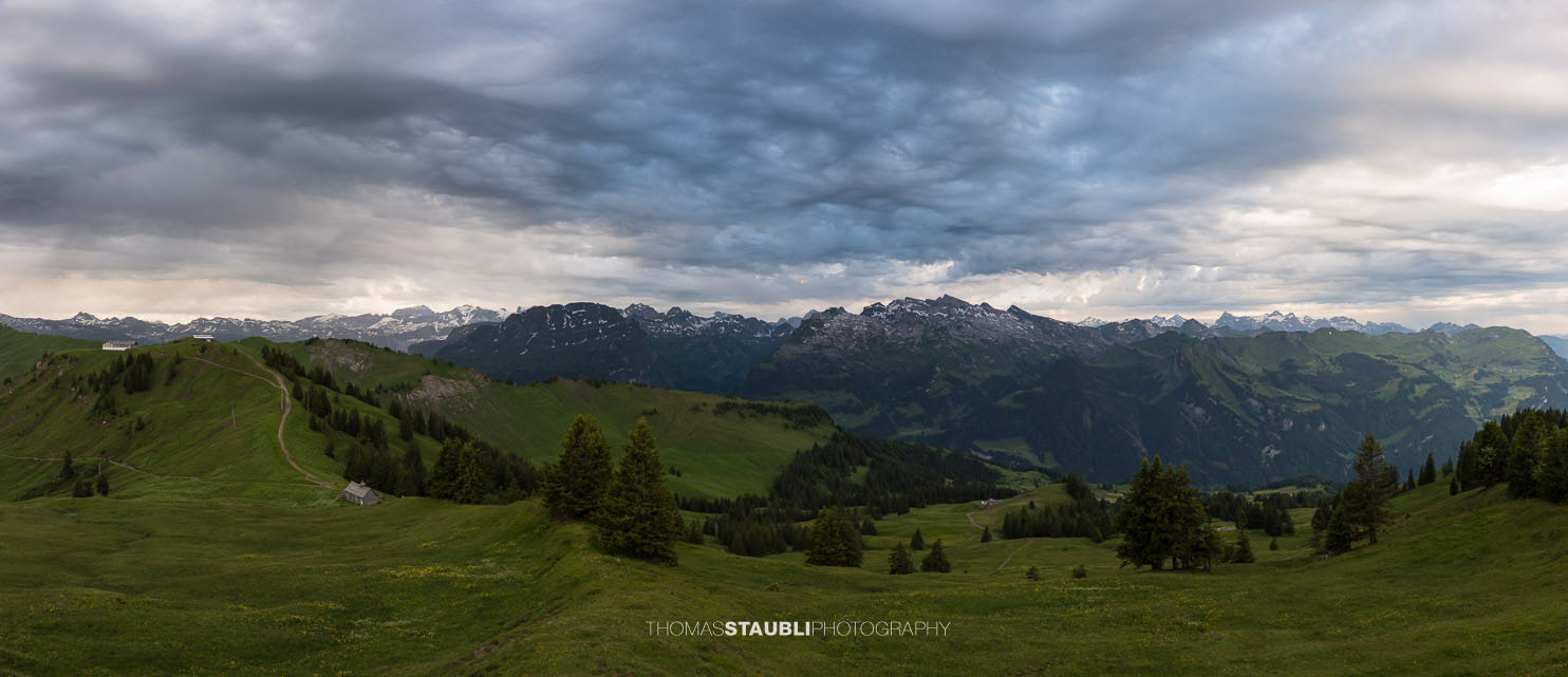 dicke Wolken über dem Hoch-Ybrig und den Urner Alpen