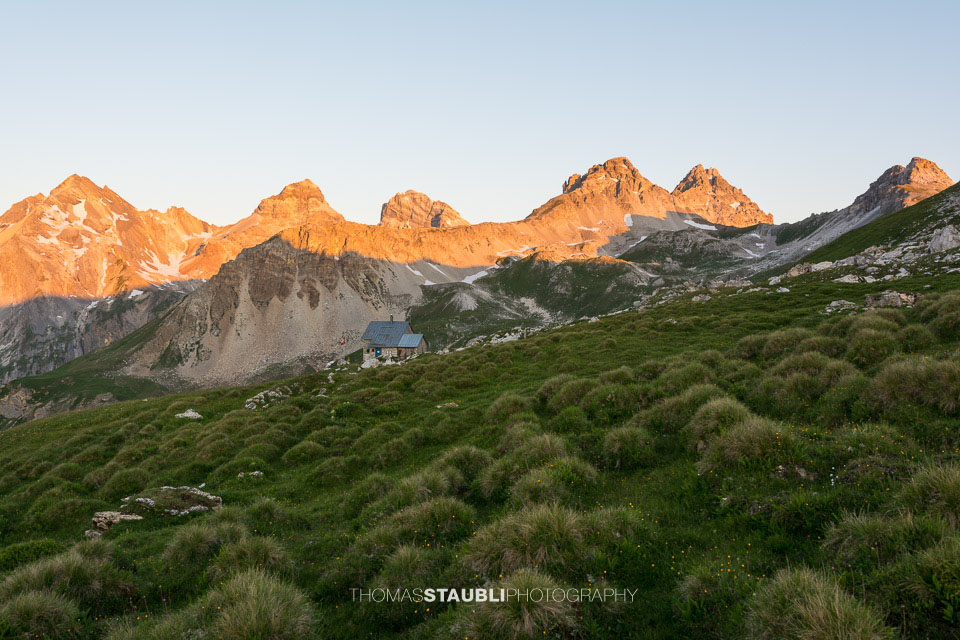 die Adulaalpen mit Teurihorn, Seilerhorn, Alperschällihorn und Cufercalhorn in der Morgensonne