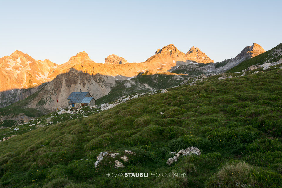 die Adulaalpen mit Teurihorn, Seilerhorn, Alperschällihorn und Cufercalhorn in der Morgensonne