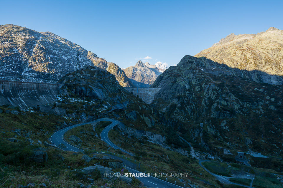 Blick von der Grimselpassstrasse Richtung Spitallamm-Staumauer