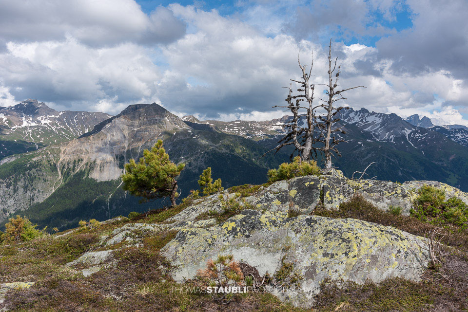 Sonne und Wolken über dem Piz la Tschera und dem Val Schon