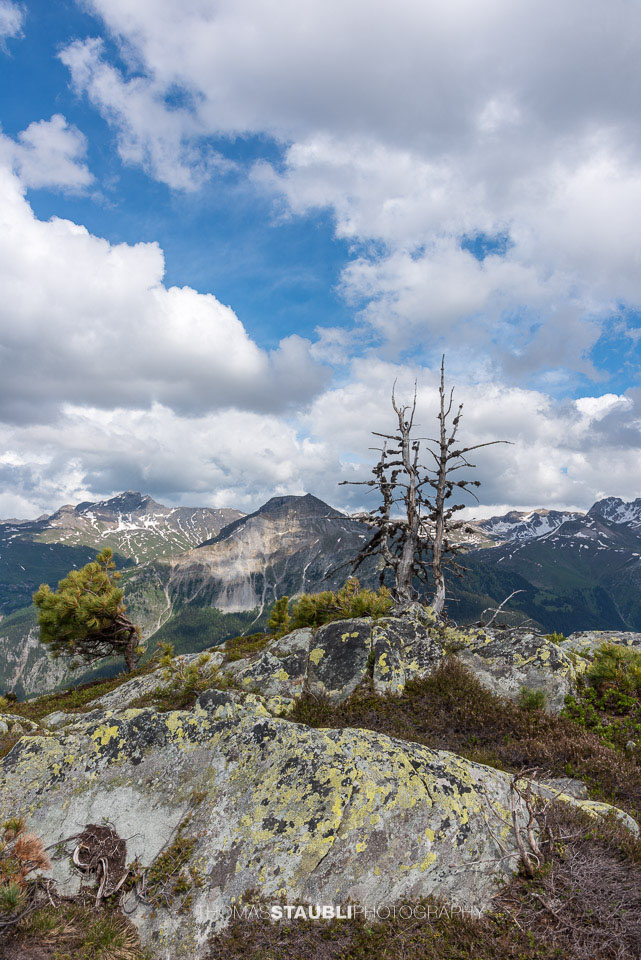 Sonne und Wolken über dem Piz la Tschera und dem Val Schon
