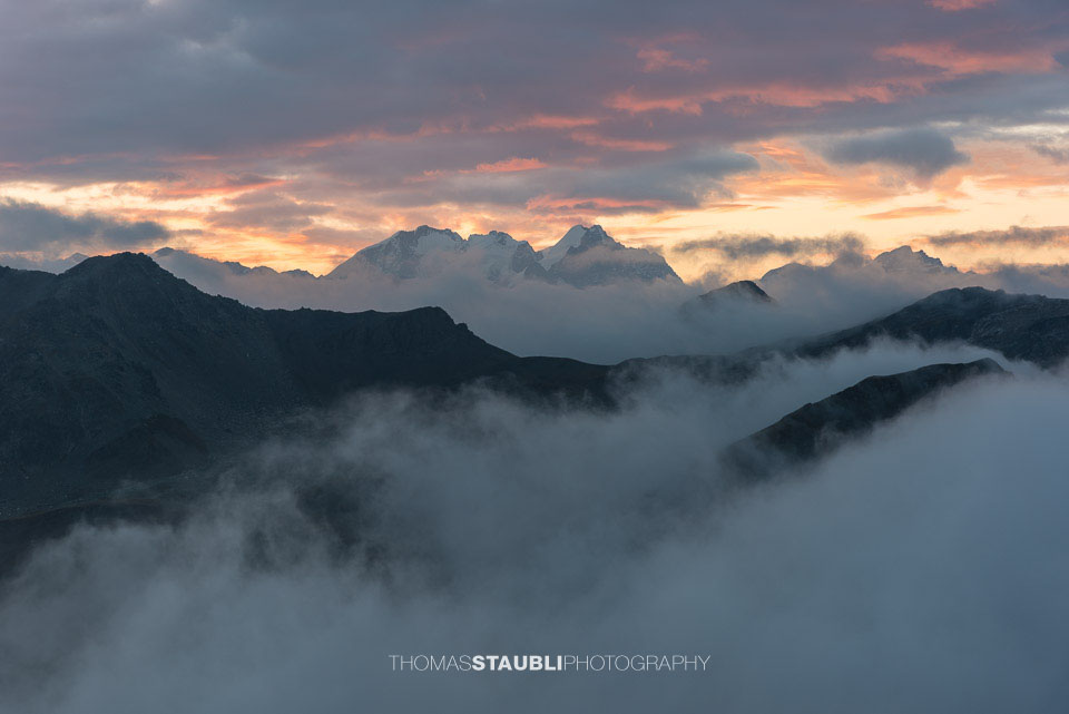 Morgenrot über dem Piz Corvatsch, Piz Bernina und Piz Roseg