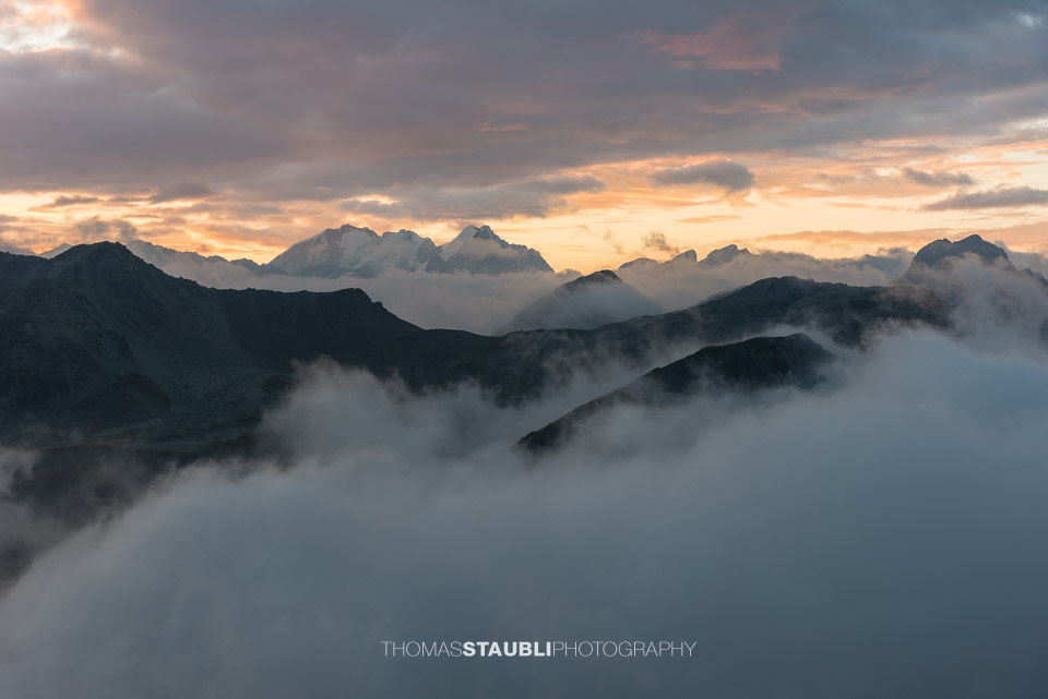 Morgenrot über dem Piz Corvatsch, Piz Bernina, Piz Roseg und Piz da la Margna