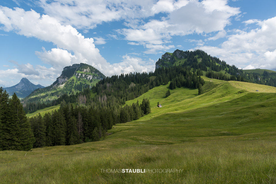 Sonne und Wolken über Chöpfenberg, Gross Aubrig und Chli Aubrig