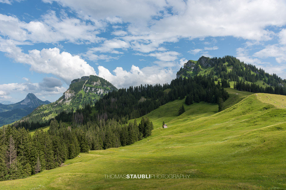 Sonne und Wolken über Chöpfenberg, Gross Aubrig und Chli Aubrig