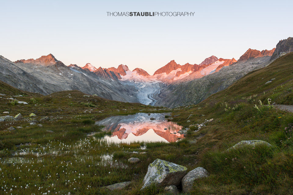 die ersten Sonnenstrahlen am Oberaargletscher