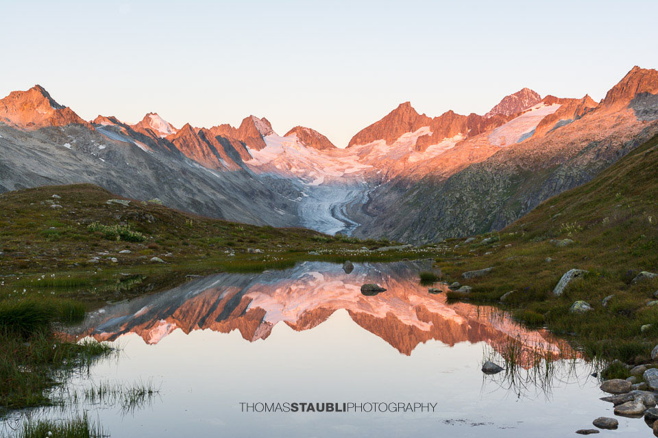 die ersten Sonnenstrahlen am Oberaargletscher