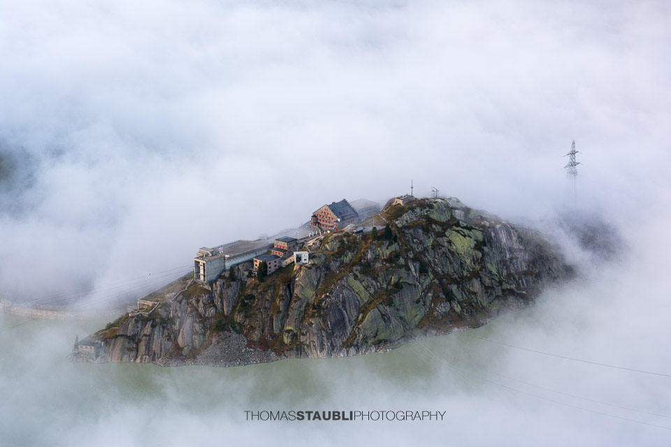 das Grimsel Hospiz umgeben von Nebel