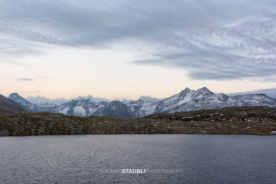 Abenddämmerung am Totensee auf dem Grimselpass