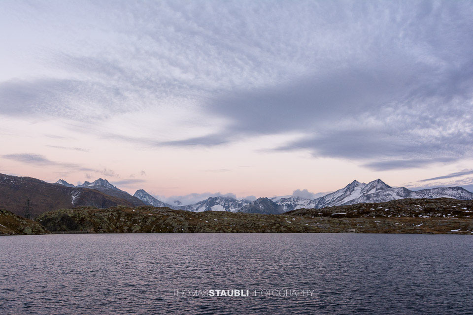 Abenddämmerung am Totensee auf dem Grimselpass