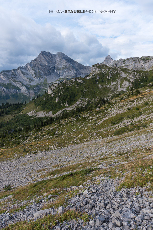 Blick vom Braunwald Panoramaweg Richtung Ortstock und Höch Turm