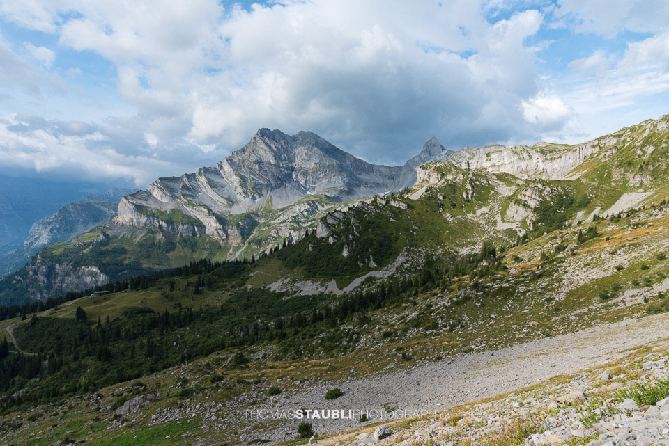 Blick vom Braunwald Panoramaweg Richtung Ortstock und Höch Turm