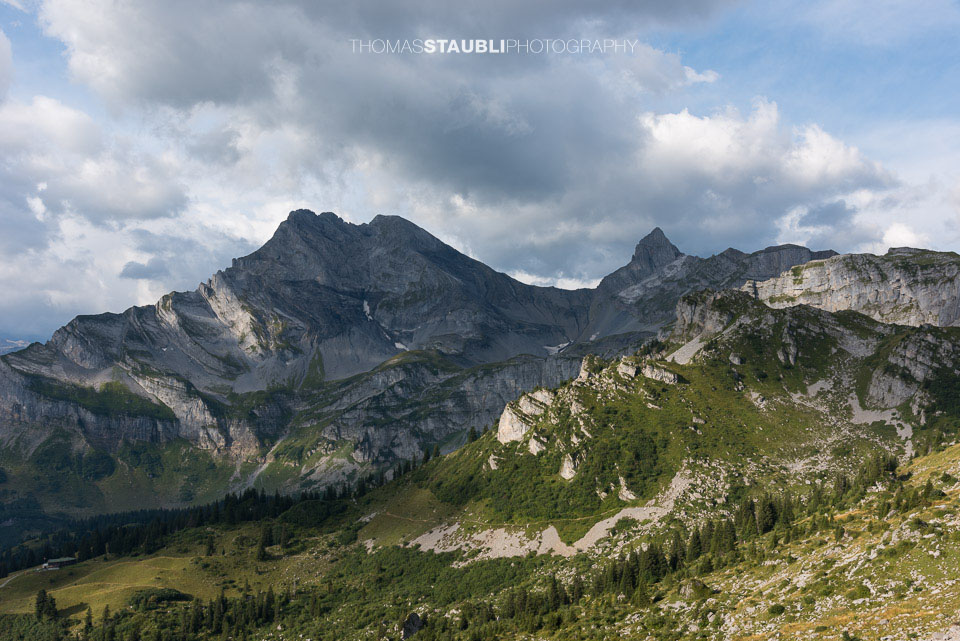 Blick vom Braunwald Panoramaweg Richtung Ortstock und Höch Turm
