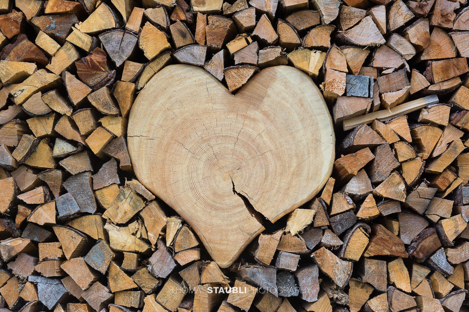 Holzbeige mit Herz auf der Cufercalhütte
