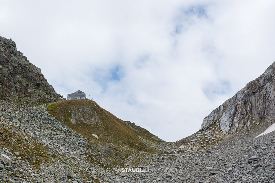 Blick hinauf zur Medelserhütte