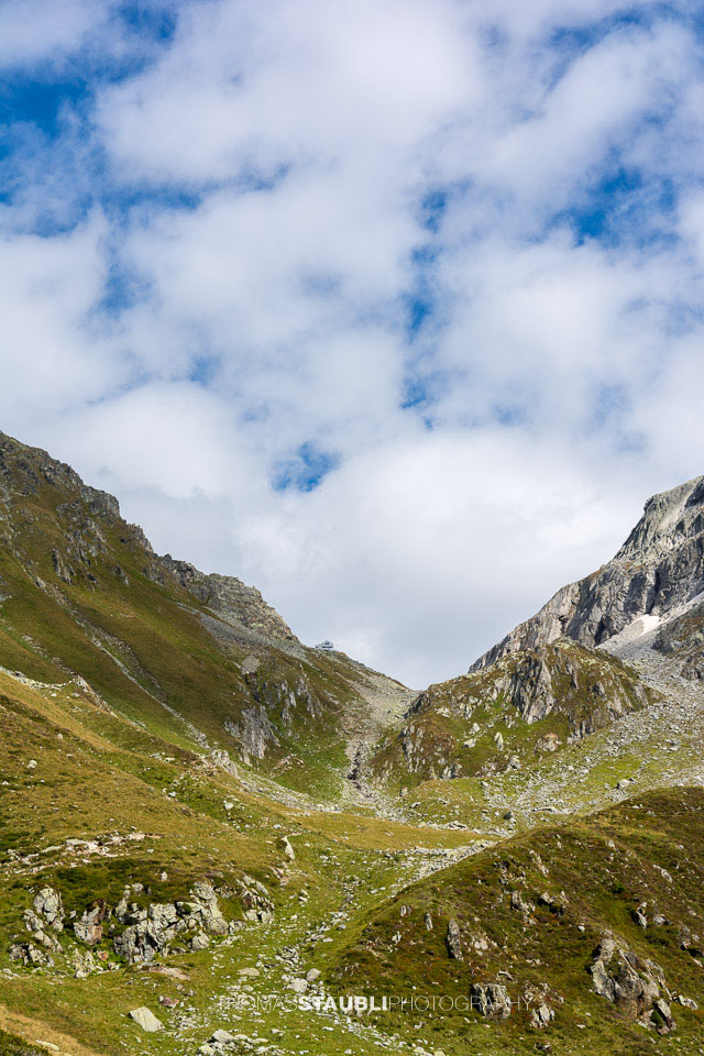 Blick hinauf zur Medelserhütte
