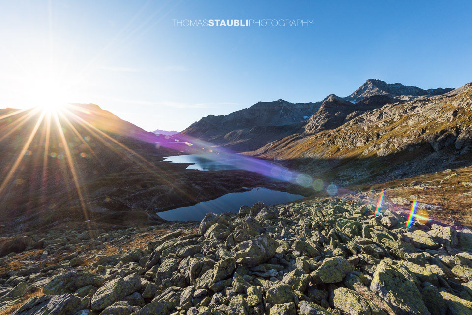 die ersten Sonnenstrahlen über den Jöriseen