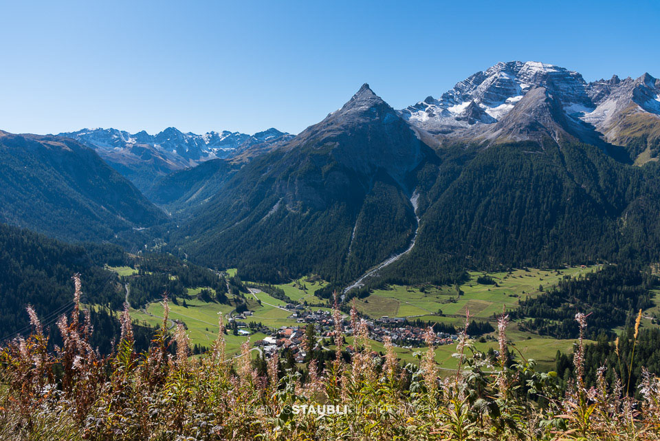 Blick hinunter nach Latsch und Bergün