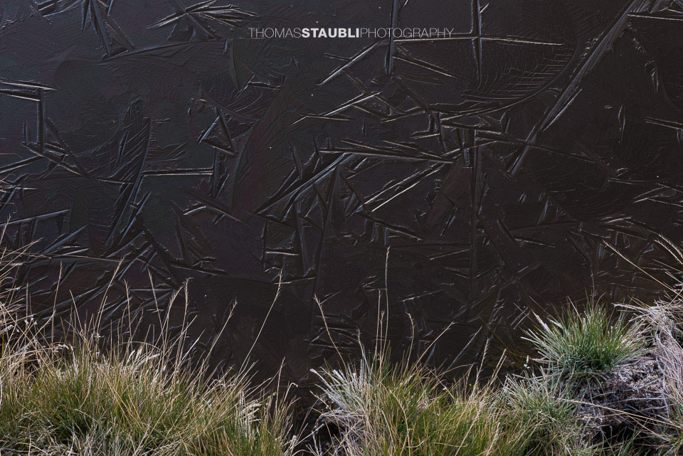 Eisschicht auf dem Wasser