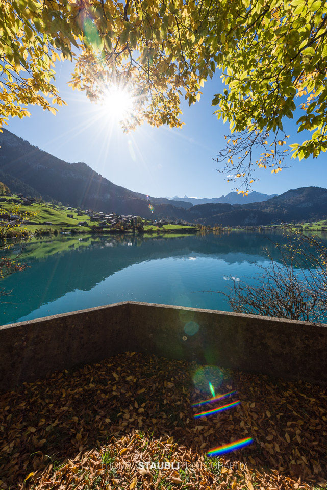 Herbst am Lungerersee mit Blick nach Lungern und Brünigpass