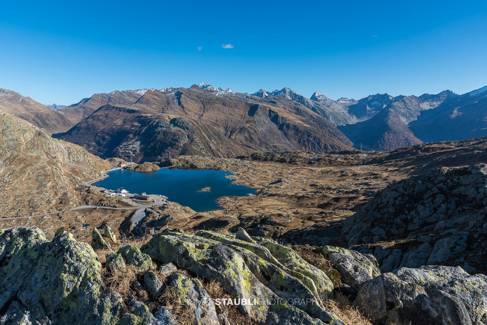 Blick hinunter zum Grimselpass mit Totensee