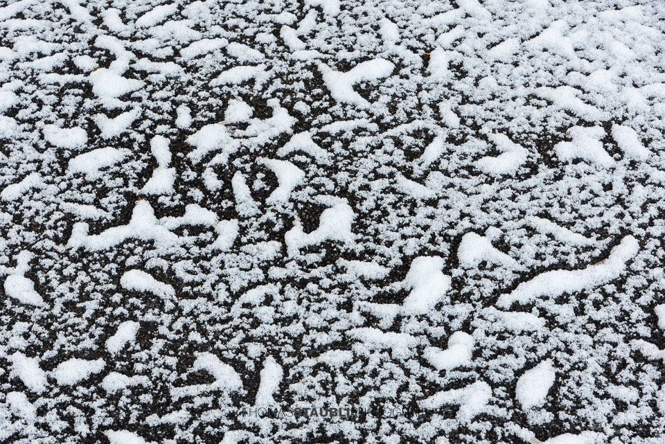 Schneestrukturen auf dem Asphalt