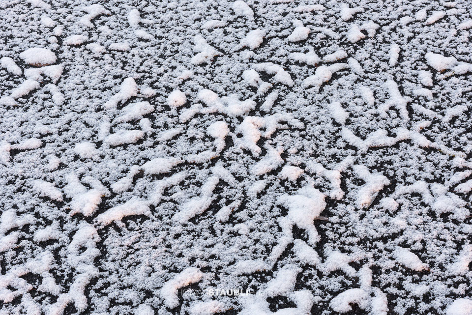Schneestrukturen auf dem Asphalt